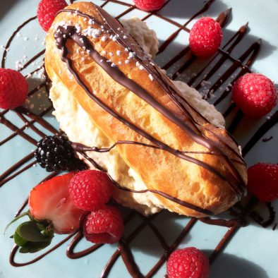 Dessert éclair au chocolat, servi au restaurant de l'hôtel Sacacomie, photo prise par Luxe Magazine
