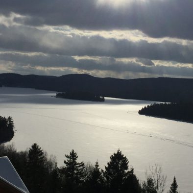 Lac Sacacomie en hiver. Vue de l'hôtel Sacacomie. Photo prise par Luxe Magazine