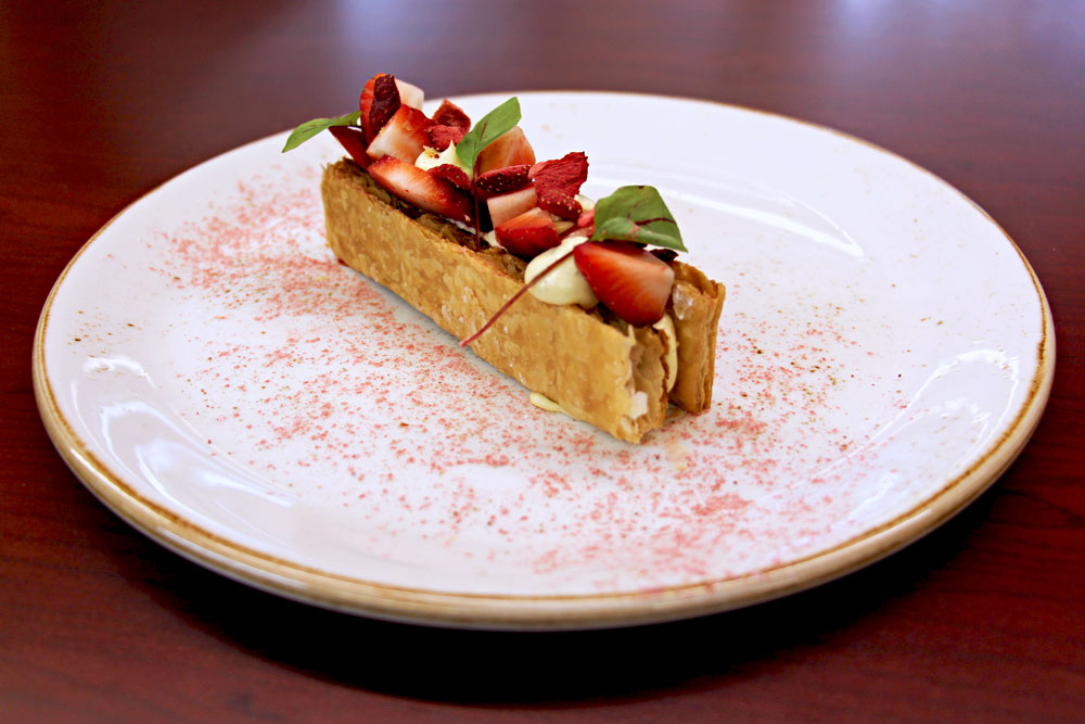 Cuisine gastronomique dessert restaurant hôtel sacacomie mille feuilles aux fraises