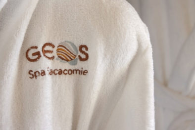 Peignoir avec logo du GEOS SPA Hôtel Sacacomie