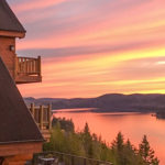 Coucher de soleil sur le lac Sacacomie. Terrasse restaurant.