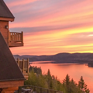 Coucher de soleil sur le lac Sacacomie. Terrasse restaurant.
